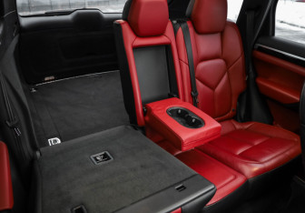 Подержанный автомобиль Porsche Cayenne 2016 года (34 фото)