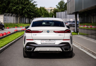 Подержанный автомобиль BMW X6 2020 года (8 фото)