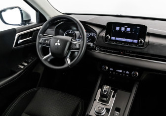 Подержанный автомобиль Mitsubishi Outlander 2022 года (16 фото)