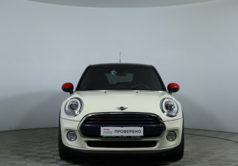 Подержанный автомобиль MINI Hatch 2017 года (2 фото)