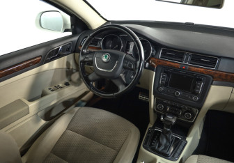 Подержанный автомобиль Skoda Superb Liftback 2012 года (8 фото)