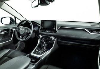 Подержанный автомобиль Toyota RAV4 2021 года (9 фото)