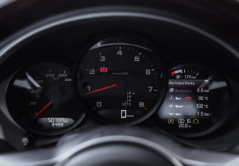 Подержанный автомобиль Porsche Cayman 2018 года (17 фото)