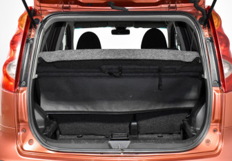 Подержанный автомобиль Nissan Note 2006 года (19 фото)