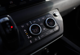 Подержанный автомобиль Land Rover Defender Suv 2021 года (14 фото)