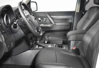 Подержанный автомобиль Mitsubishi Pajero 2021 года (10 фото)