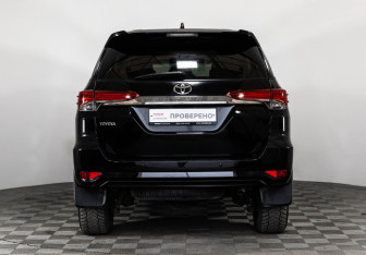 Подержанный автомобиль Toyota Fortuner 2018 года (7 фото)