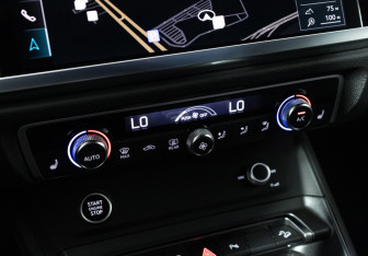 Подержанный автомобиль Audi Q3 2021 года (19 фото)