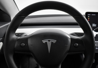 Подержанный автомобиль Tesla Model 3 2019 года (16 фото)