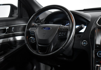 Подержанный автомобиль Ford Explorer 2016 года (15 фото)