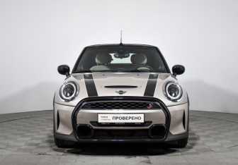 Подержанный автомобиль MINI Hatch 2022 года (2 фото)