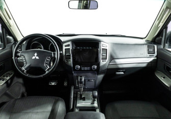 Подержанный автомобиль Mitsubishi Pajero 2015 года (13 фото)