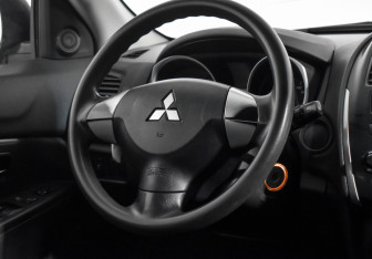 Подержанный автомобиль Mitsubishi ASX 2012 года (16 фото)