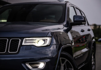 Подержанный автомобиль Jeep Grand Cherokee 2021 года (2 фото)