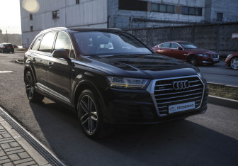 Подержанный автомобиль Audi Q7 2017 года (3 фото)