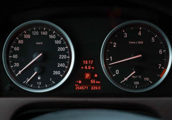 Подержанный автомобиль BMW X6 2013 года (13 фото)