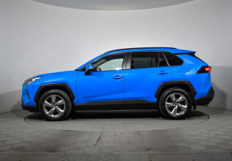 Подержанный автомобиль Toyota RAV4 2021 года (8 фото)