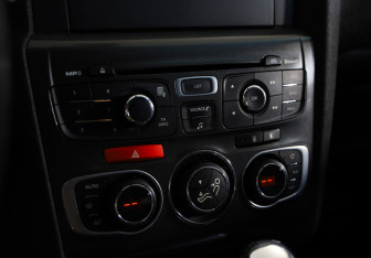 Подержанный автомобиль Citroen C4 Hatchback 2011 года (13 фото)