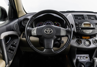 Подержанный автомобиль Toyota RAV4 2006 года (11 фото)