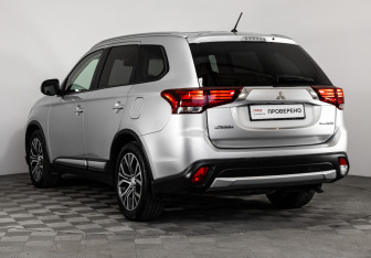 Подержанный автомобиль Mitsubishi Outlander 2015 года (7 фото)