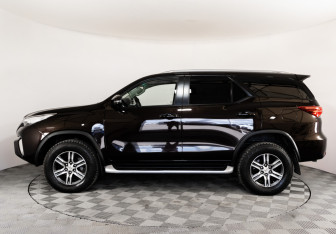 Подержанный автомобиль Toyota Fortuner 2018 года (8 фото)