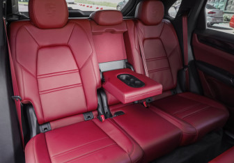 Подержанный автомобиль Porsche Cayenne 2020 года (34 фото)