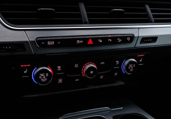 Подержанный автомобиль Audi Q7 2016 года (17 фото)