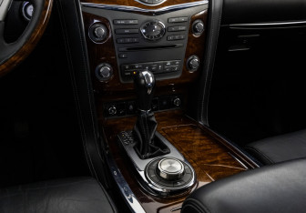 Подержанный автомобиль Infiniti QX80 2014 года (13 фото)
