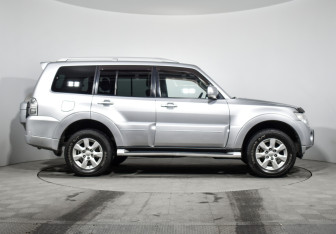 Подержанный автомобиль Mitsubishi Pajero 2011 года (4 фото)