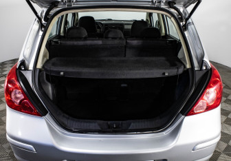 Подержанный автомобиль Nissan Tiida Hatchback 2010 года (9 фото)