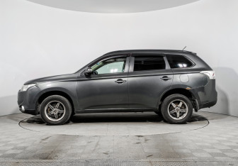 Подержанный автомобиль Mitsubishi Outlander 2013 года (8 фото)
