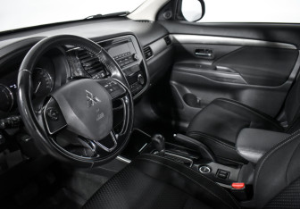 Подержанный автомобиль Mitsubishi Outlander 2017 года (9 фото)