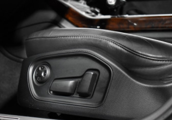 Подержанный автомобиль Audi A8 2012 года (10 фото)
