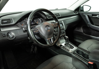 Подержанный автомобиль Volkswagen Passat Sedan 2012 года (11 фото)