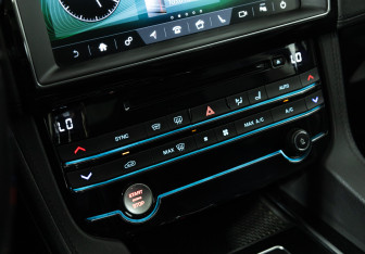 Подержанный автомобиль Jaguar F-Pace 2019 года (21 фото)