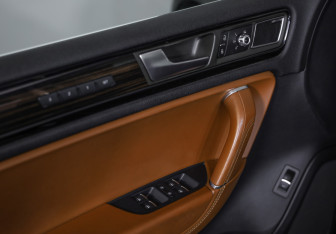 Подержанный автомобиль Volkswagen Touareg 2014 года (21 фото)