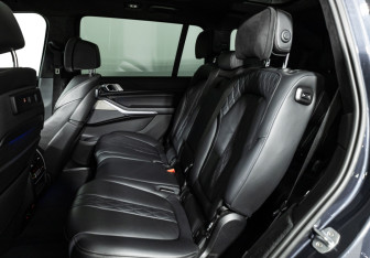 Подержанный автомобиль BMW X7 2019 года (10 фото)