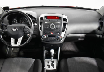 Подержанный автомобиль Kia Ceed Wagon 2011 года (13 фото)