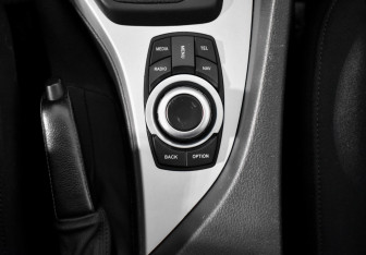 Подержанный автомобиль BMW X1 2010 года (11 фото)