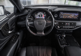 Подержанный автомобиль Lexus LS 2021 года (14 фото)