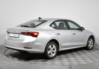 Подержанный автомобиль Skoda Octavia Liftback 2021 года (5 фото)