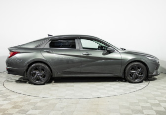 Подержанный автомобиль Hyundai Elantra Sedan 2022 года (4 фото)