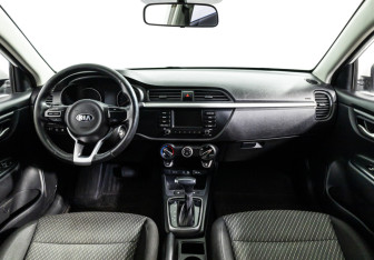 Подержанный автомобиль Kia Rio Hatchback 2018 года (13 фото)