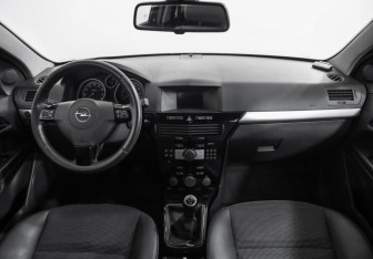 Подержанный автомобиль Opel Astra Hatchback 2008 года (10 фото)