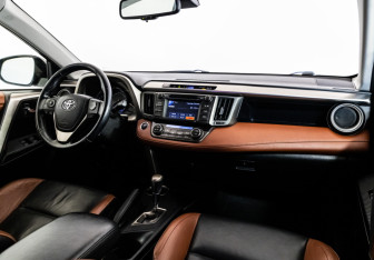 Подержанный автомобиль Toyota RAV4 2013 года (9 фото)