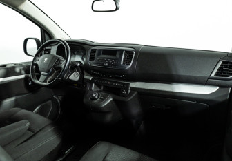 Подержанный автомобиль Peugeot Traveller 2018 года (9 фото)