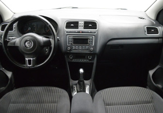 Подержанный автомобиль Volkswagen Polo Sedan 2013 года (14 фото)