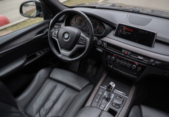 Подержанный автомобиль BMW X5 2015 года (10 фото)
