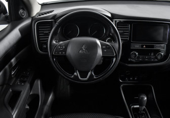 Подержанный автомобиль Mitsubishi Outlander 2019 года (14 фото)