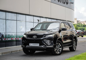 Подержанный автомобиль Toyota Fortuner 2021 года (1 фото)